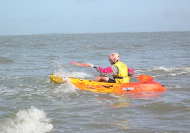 Kayak de mar entre las olas 